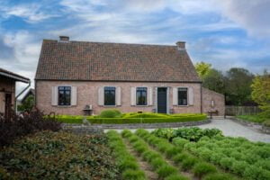 Renovatie hoeve zwarte ramen voorzijde